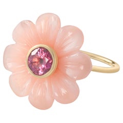 Sophie Joanne – Ring aus 18-karätigem Gelbgold mit rosa Opal in Gänseblümchenform