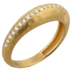 Bague en or jaune 22 carats « Boogie Line » de Lika Behar, sertie d'un diamant martelé