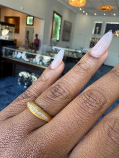 Bague en or jaune 22 carats « Boogie Line » de Lika Behar, sertie d'un diamant martelé