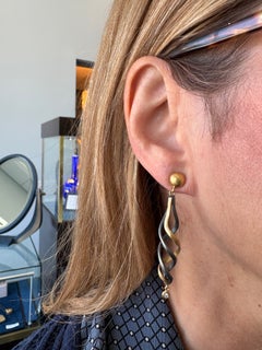 Orecchini “Twirl” di Lika Behar in oro giallo 22 carati e argento ossidato  Diamante da 0,08 carati in totale