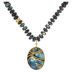 Pendentif Lika Behar en or jaune 22 carats, avec labradorite « Tempest » et diamants