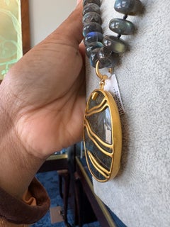 Collana con ciondolo Lika Behar in oro giallo 22 carati con labradorite “Tempest” e diamanti