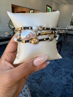 Misani Armband aus 18-karätigem Gelbgold und Silber mit dreisträngigem Lederband und Süßwasserperlen