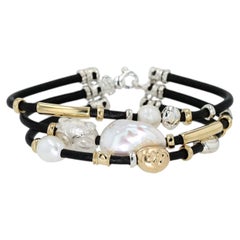 Misani Armband aus 18-karätigem Gelbgold und Silber mit dreisträngigem Lederband und Süßwasserperlen