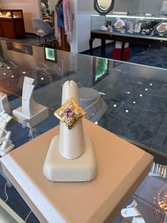Anillo de Paula Crevoshay en oro amarillo de 18 quilates con zafiro rosa y diamantes  Gema brillante