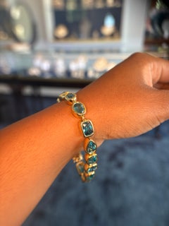 Pulsera de oro amarillo de 18 quilates y circonitas «Riviera Blue» de Erica Courtney – 43,70 CTW