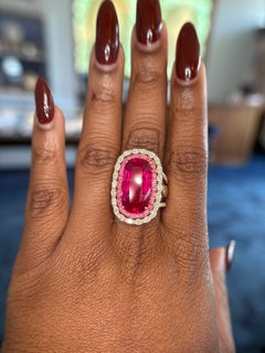 Anillo «Julia» de Erica Courtney, en oro amarillo de 18 quilates con espinela de Mahenge y diamantes