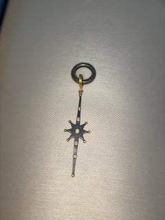 Colgante «Starburst» de Lika Behar en plata oxidada con oro de 24 quilates y diamantes