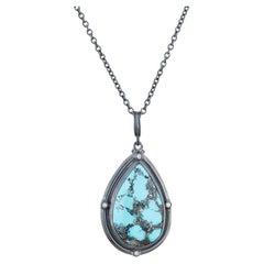 Colgante único de Lika Behar con turquesa y diamantes en forma de telaraña, en plata oxidada