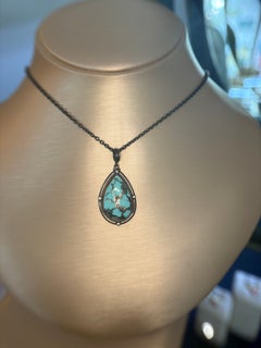 Colgante único de Lika Behar con turquesa y diamantes en forma de telaraña, en plata oxidada