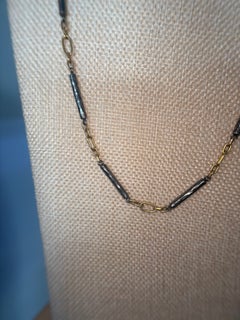 Cadena tipo «Twiga» de 4 mm de Lika Behar, hecha a mano en oro amarillo de 22 quilates y plata oxidada