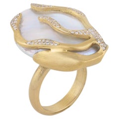 Anello Lika Behar in oro giallo 22 carati con perla barocca Lydia e diamanti