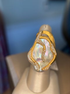 Anello Lika Behar in oro giallo 22 carati con perla barocca Lydia e diamanti