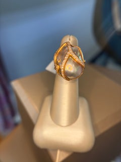 Anello "Peach Glow Lydia" con perla barocca e diamanti in oro rosa 22 carati di Lika Behar