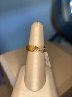 Anello con diamanti a spirale in oro giallo 24 carati e argento ossidato di Lika Behar