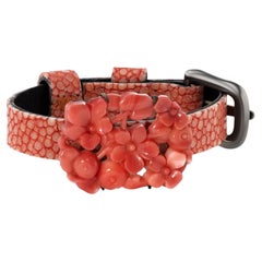 Braccialetto Lotus Arts de Vivre con fiori intagliati in pietra rossa e cinturino regolabile