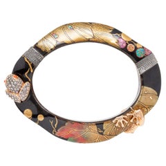 Bracciale rigido Lotus Arts de Vivre in oro rosa 9K con lacca giapponese e rana con diamanti