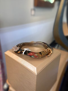 Bracciale rigido Lotus Arts de Vivre in oro rosa 9K con lacca giapponese e rana con diamanti