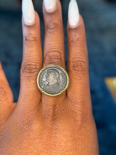 Michael Bondanza – Ring aus 18-karätigem Gelbgold und Bronze mit römischer Münze „Implici Nivsavg“, 20 mm