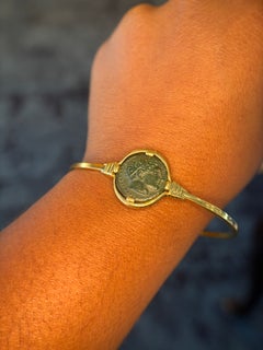 Pulsera tipo brazalete de Michael Bondanza con una moneda de Felipe II en oro amarillo de 18 quilates, moneda antigua