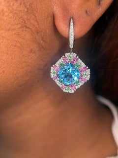 Pendientes de Sofragem de oro blanco de 18 quilates con topacio azul, zafiros rosas y granates tsavorita