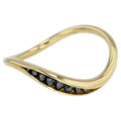 Anello "Wave" di Timo Krapf in oro giallo 18 carati con diamanti neri – Designer contemporaneo