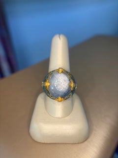 Anillo de Victor Velyan de oro amarillo de 24 quilates y plata con un zafiro azul de 27,95 quilates