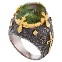 Anillo de Victor Velyan en oro amarillo de 24 quilates y plata, con zafiro verde y diamantes