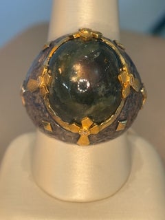 Anillo de Victor Velyan en oro amarillo de 24 quilates y plata, con zafiro verde y diamantes