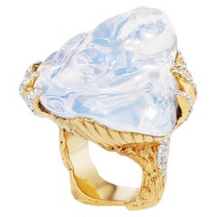 Anillo de Victor Velyan en oro amarillo de 18 quilates con ópalo de fuego transparente y diamantes; ópalo de 63,42 quilates