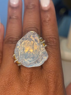 Anillo de Victor Velyan en oro amarillo de 18 quilates con ópalo de fuego transparente y diamantes; ópalo de 63,42 quilates