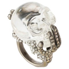 Lydia Courteille – Ring aus 18-karätigem Schwarzgold mit weißem Kristallschädel und Diamanten – Gothic Lu