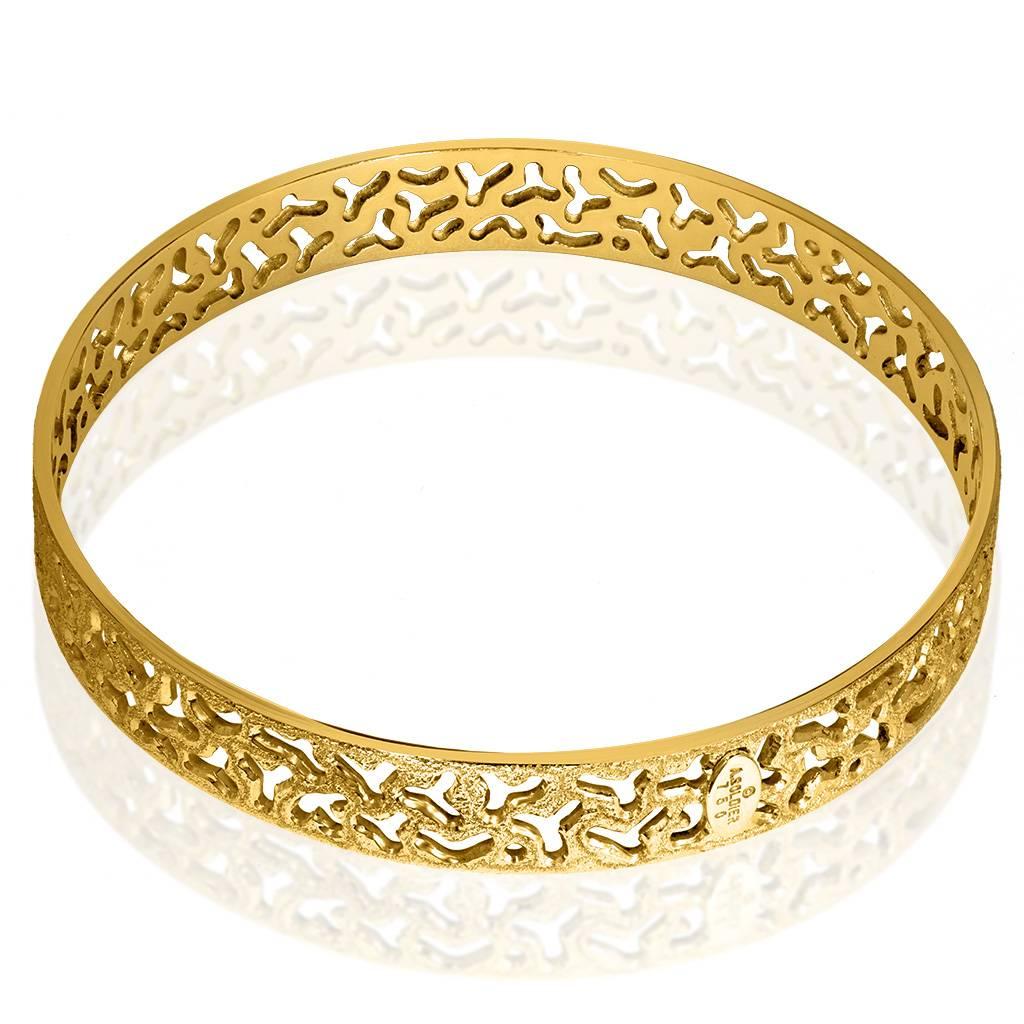 Alex Soldier Gold Textured Bangle Bracelet: made in 18 karat yellow gold with signature metalwork that creates an effect of a diamond inlay. Handmade in NYC. One of a kind.  

Key Facts About The Artist: Known for his elaborate metalwork,