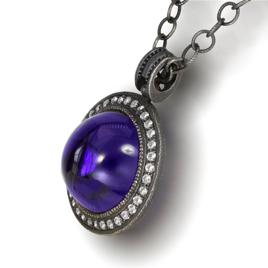 Inspired by the grandeur of antiquity, the Symbolica collection is enriched with meaning. The hand-carved gallery that reveals itself through the dramatic Japanese amethyst center creates an illusion of ancient symbols that in turn form an aura of