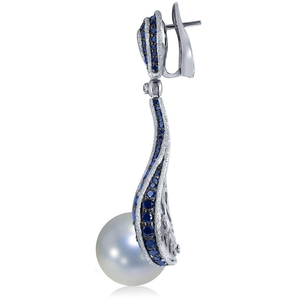 Alex Soldier Sapphire Pearl White Gold Drop Textured Earrings One of a Kind (Rundschliff)