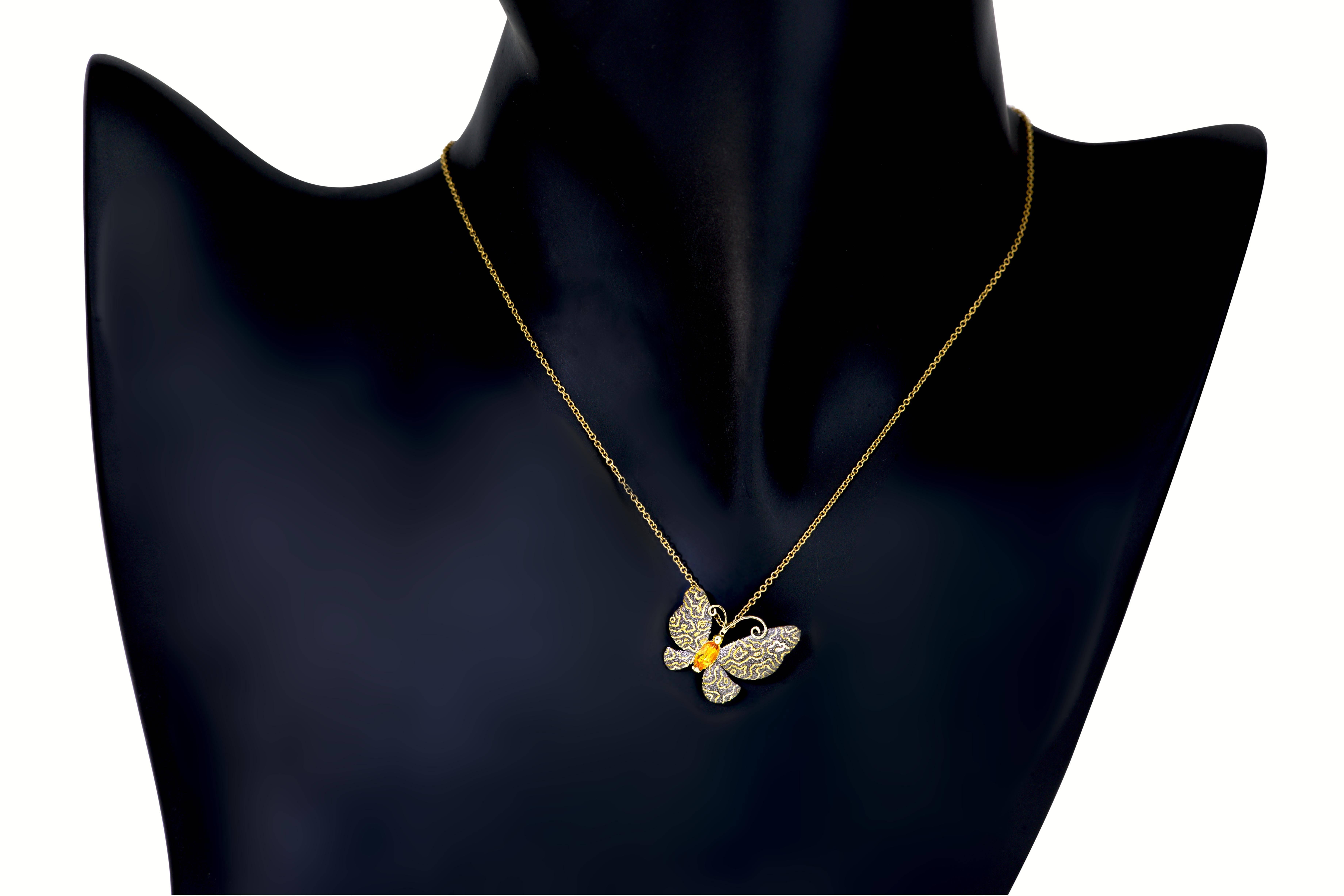 Citrine Gold Butterfly Hand-Textured Pendant Necklace Pin on Chain im Zustand „Neu“ im Angebot in New York, NY