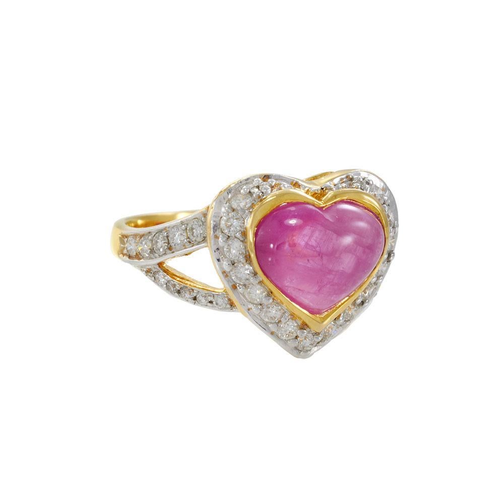 Véritable expression de romantisme et de raffinement, cette bague exquise est ornée d'un captivant rubis de Birmanie en forme de cœur taillé en cabochon de 3,80 carats, riche en nuances de rose-rouge et encadré d'une élégance intemporelle. Un halo