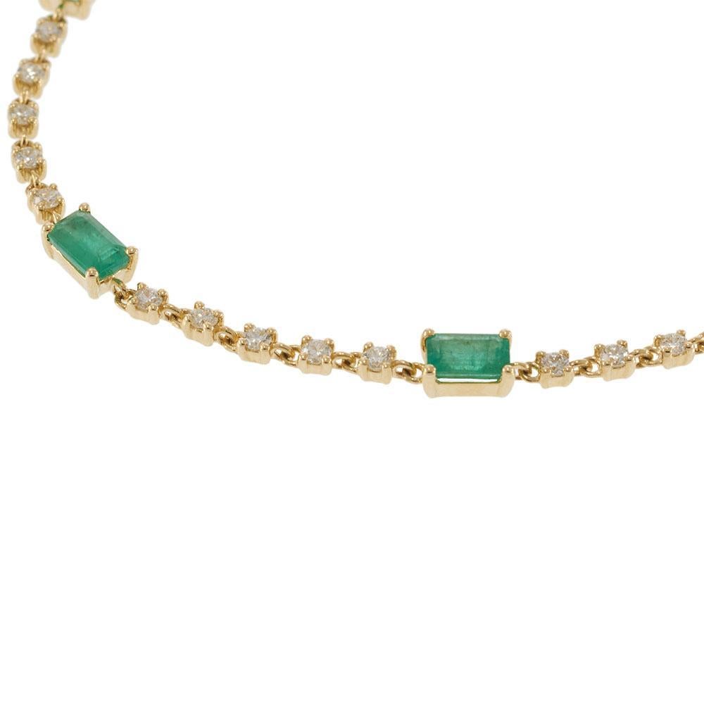 Cet élégant bracelet en or jaune 14KT associe le vert riche des émeraudes à l'éclat intemporel des diamants dans un design alterné raffiné. Avec 1,60 carats d'émeraudes et 0,65 carats de diamants ronds de taille brillant, la pièce est délicatement