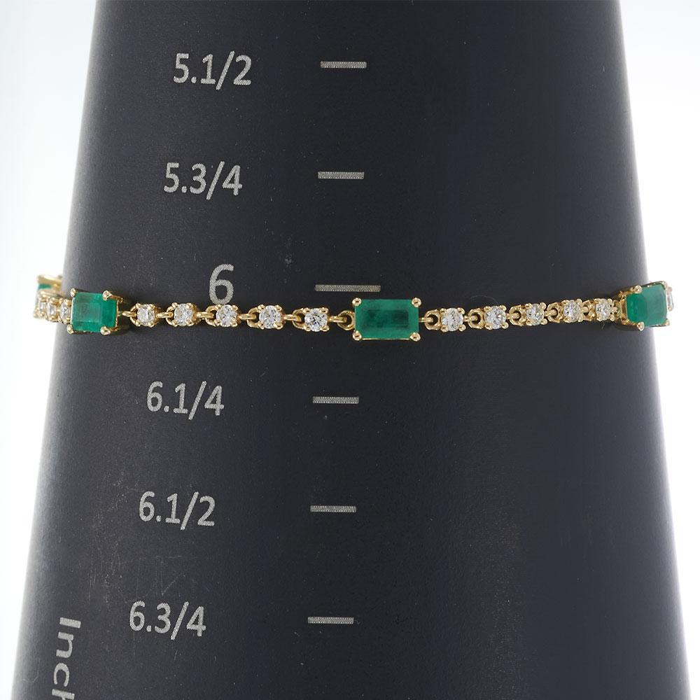 Taille émeraude Bracelet en or jaune 14KT avec lignes alternées d'émeraudes et de diamants en vente