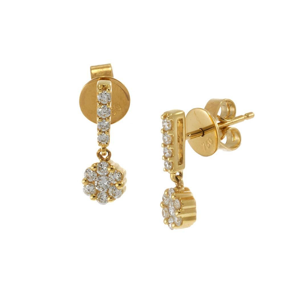 Ces élégantes boucles d'oreilles en or jaune 18KT offrent un charmant mélange d'éclat classique et de beauté inspirée par les fleurs. Une rangée de diamants ronds scintillants mène à une délicate grappe de fleurs pendantes, créant mouvement et grâce