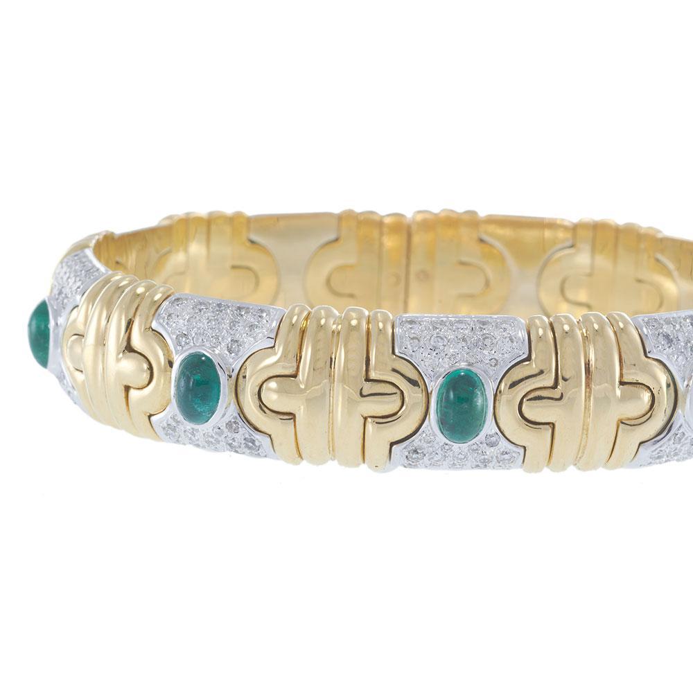 Expression remarquable du glamour du milieu du siècle, ce bracelet de l'ère rétro est un équilibre artistique entre une géométrie audacieuse et un luxe doux. Réalisé en or bicolore 18KT, ce modèle présente une alternance de panneaux pavés de