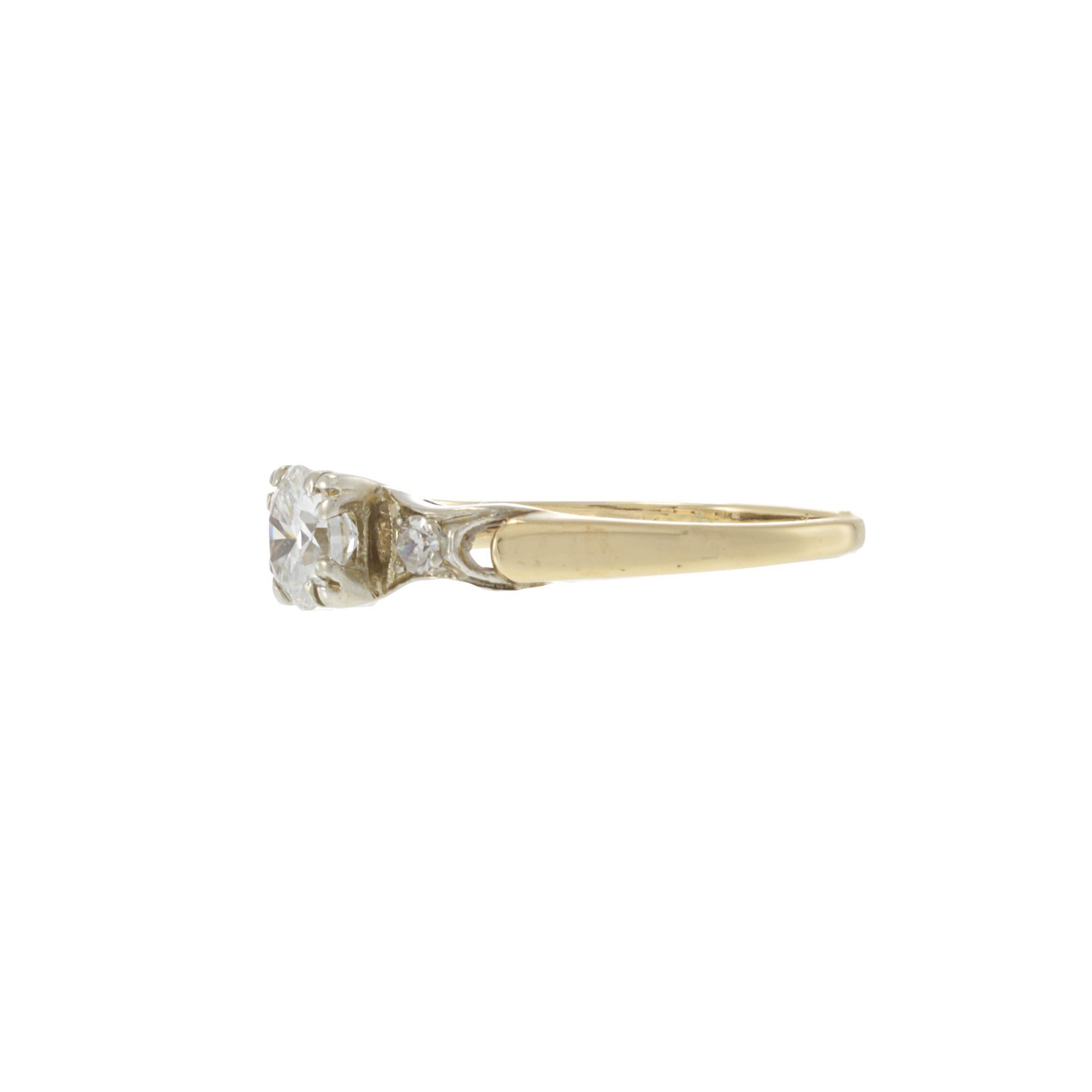 Questo elegante anello d'epoca Art Deco è realizzato in oro bicolore 14KT e presenta un incredibile peso totale di 0,58 carati di diamanti di taglio europeo antico. Il diamante centrale è incastonato in una classica montatura a griffe in oro bianco,