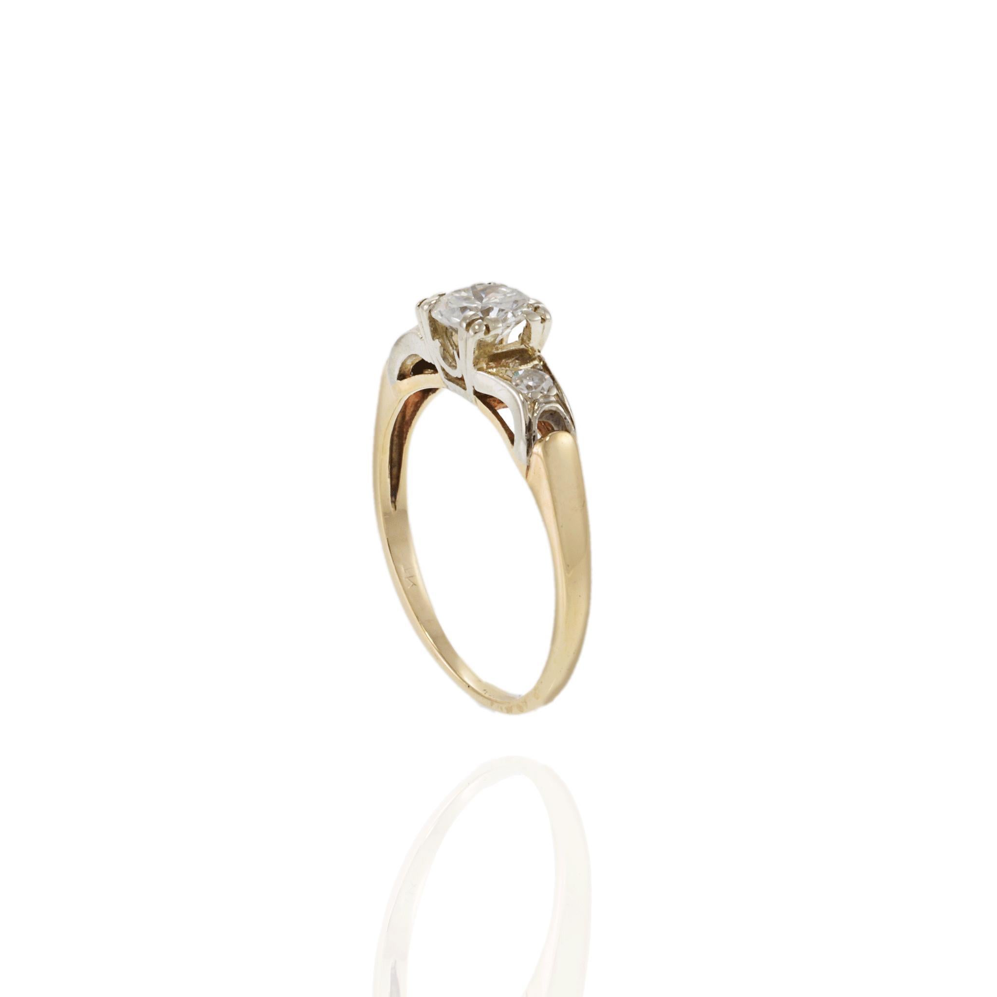 Anello con tre pietre di diamante a taglio europeo in stile Art Deco 14KT a due toni in oro vecchio In condizioni buone in vendita a New York, NY