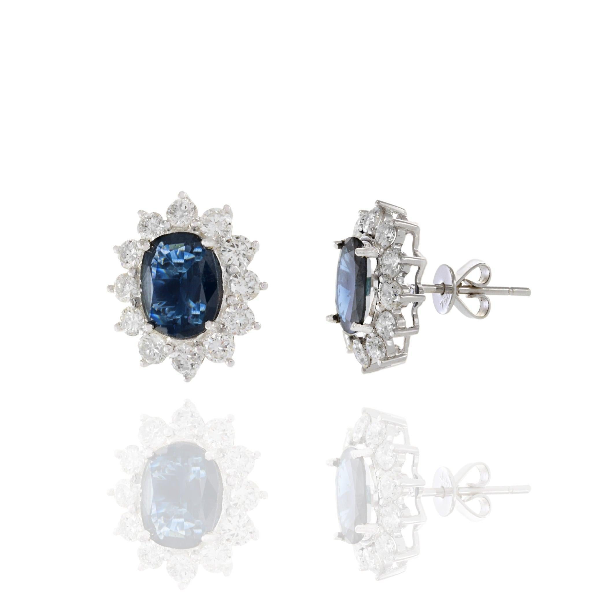 Boucles d'oreilles en or blanc 18 carats avec saphir bleu et diamants Neuf - En vente à New York, NY