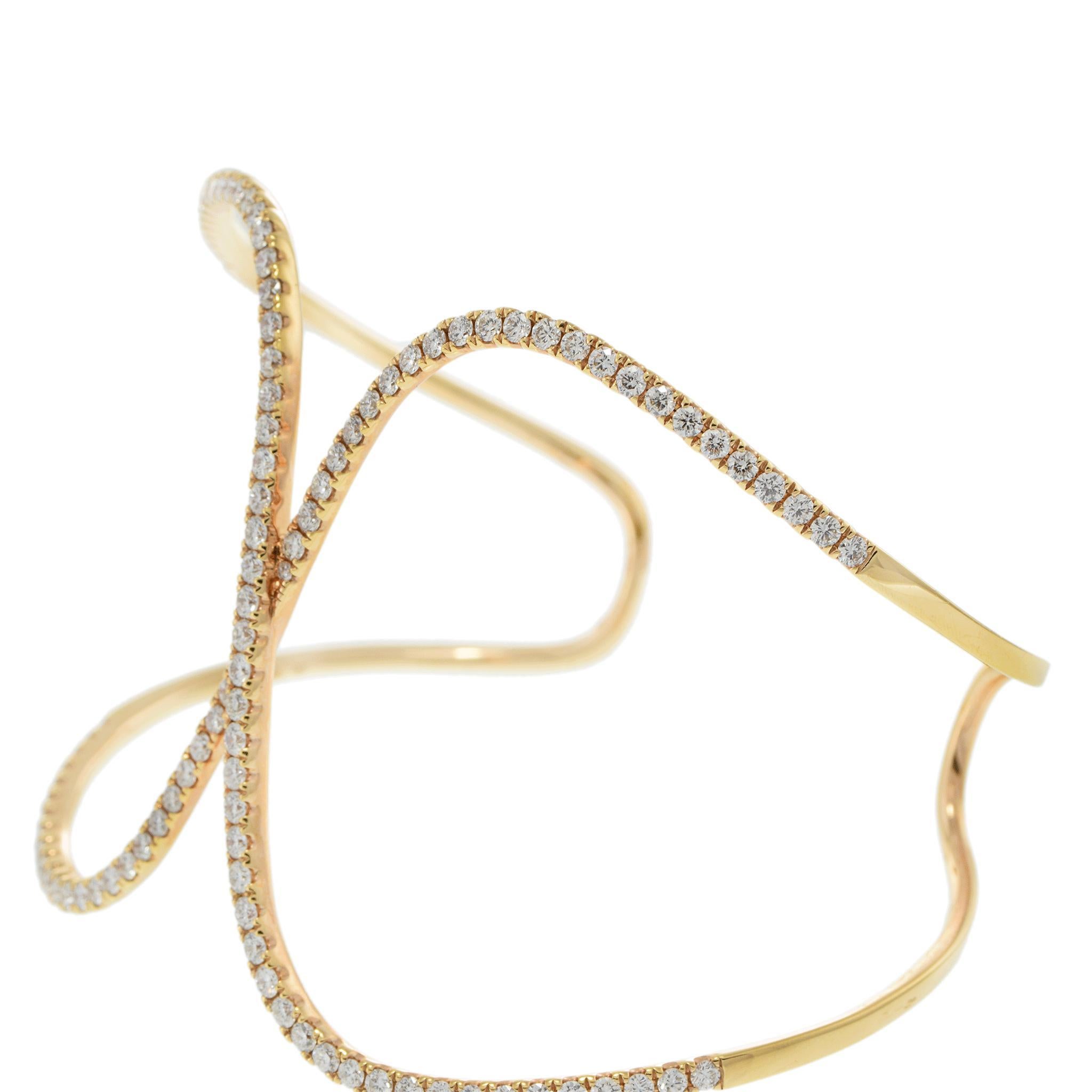 Expression sculpturale du design moderne, ce bracelet en or rose 18KT présente une silhouette fluide en double cercle entièrement garnie de 2,51 carats de diamants ronds et brillants. De couleur G et de pureté VS, les diamants offrent un éclat