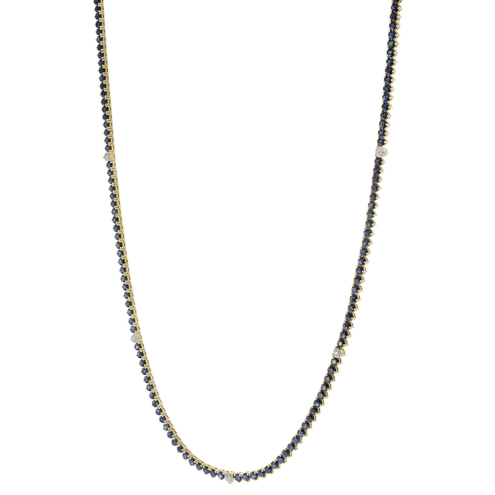 Un remarquable collier de tennis de 32 pouces en or jaune 18KT, mettant en vedette un impressionnant 46,97 carats de saphirs bleus de taille ronde, accentués par 0,42 carats de diamants ronds de taille brillante. Les saphirs créent un ruban continu