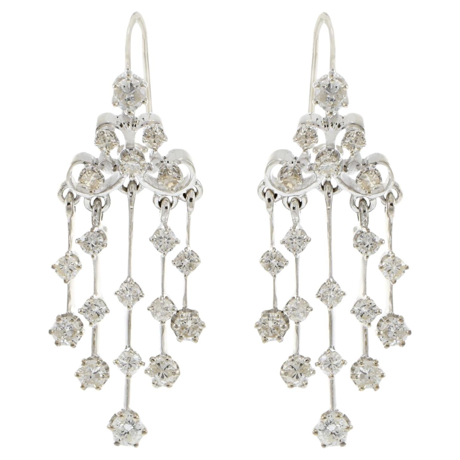 Boucles d'oreilles chandelier en or blanc 14KT avec diamants de style rétro en vente