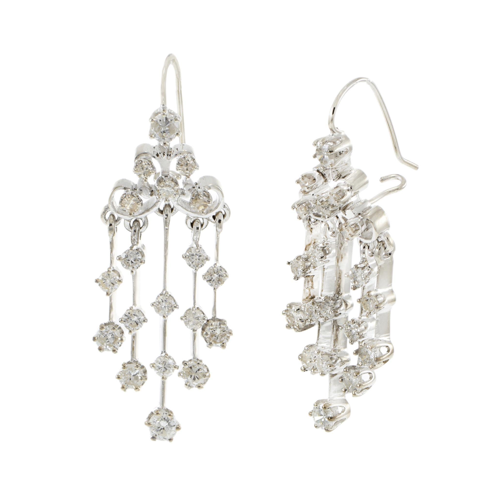 Ces boucles d'oreilles chandelier vintage reflètent l'opulence de l'ère Retro, avec une silhouette gracieusement étagée et un scintillement rythmé. Fabriquées en or blanc 14KT, elles présentent un poids total de 2,00 carats de diamants ronds de