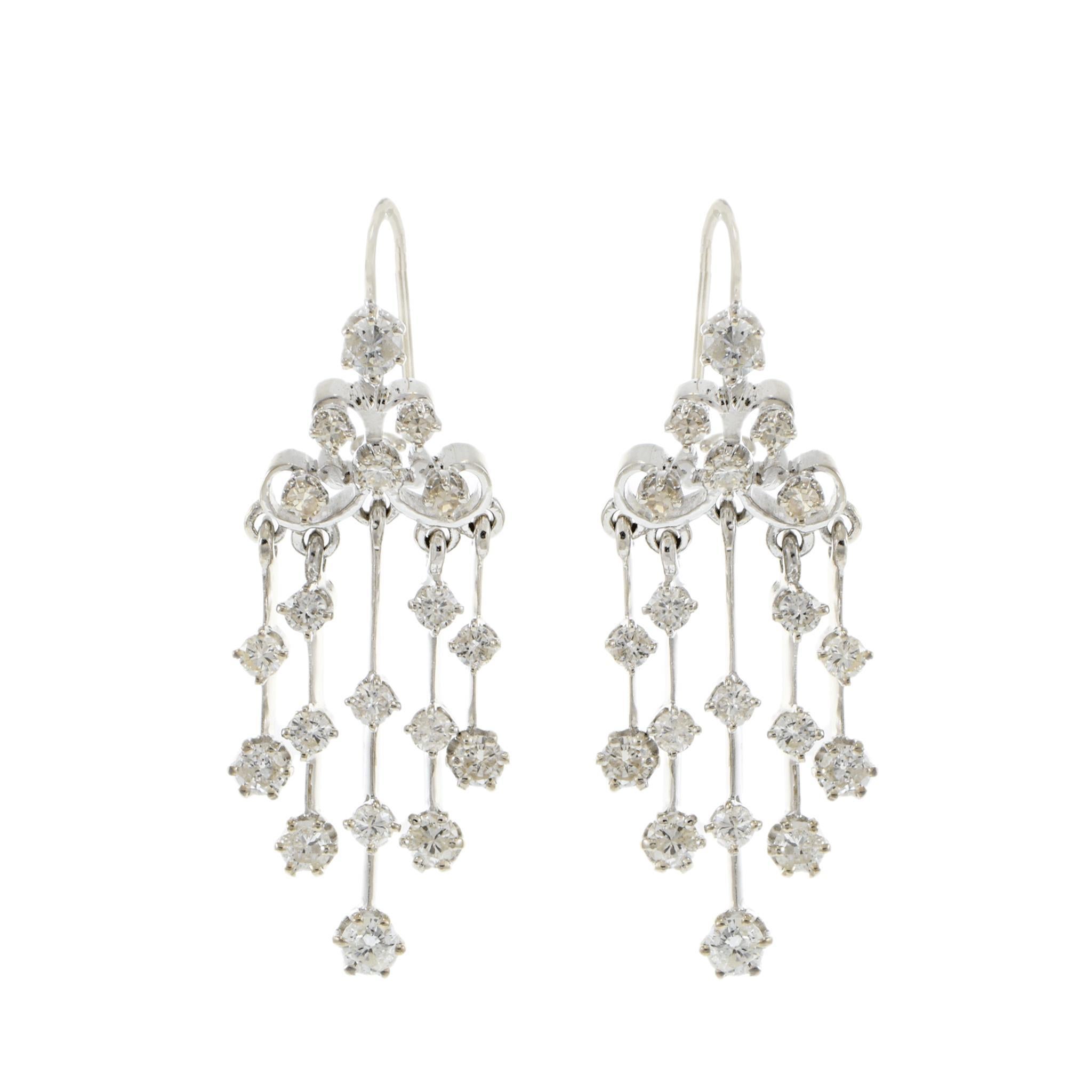 Rétro Boucles d'oreilles chandelier en or blanc 14KT avec diamants de style rétro en vente