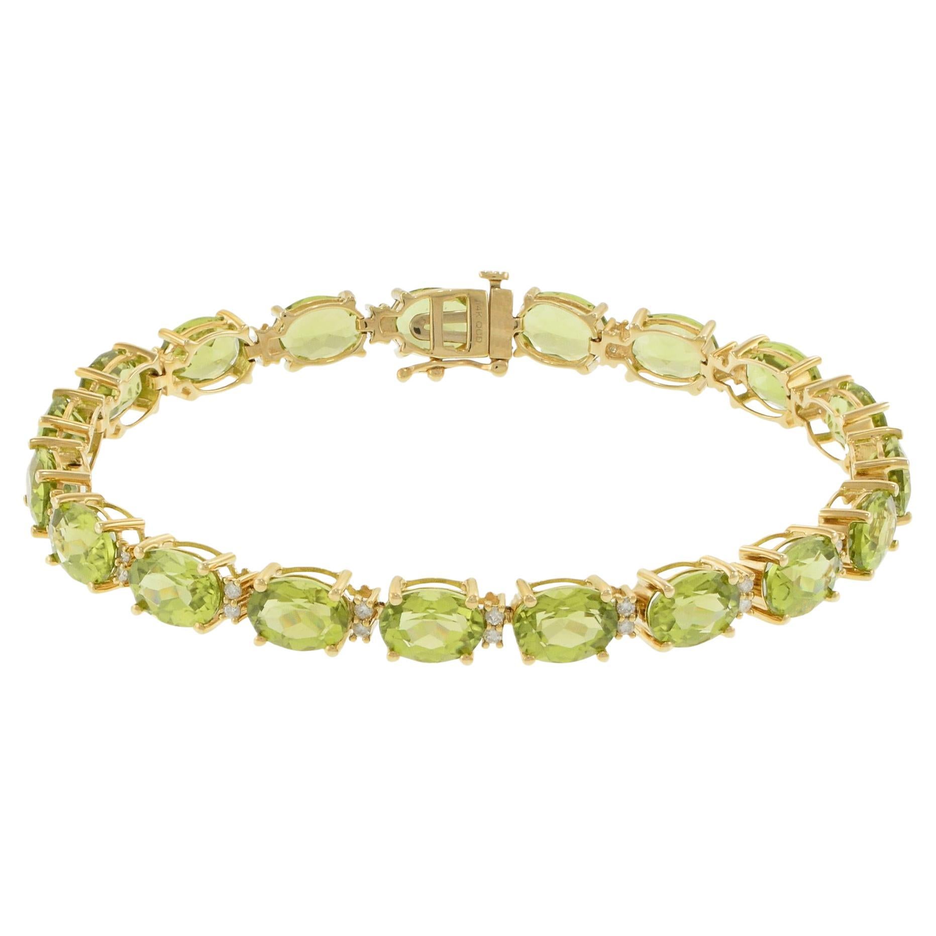 Bracelet en or jaune 14KT avec péridots ovales et diamants ronds en vente